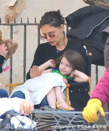 高清：小苏瑞现身片场 躺在妈妈身上像女王般尊贵