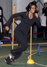 幻灯图集：奥巴马夫人活动秀足球脚法 身手矫健