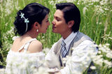 组图：《流泪的新娘》丁子峻郭珍霓花海浪漫拥吻