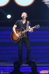 组图：中歌榜演唱会 梁博喜获“新人奖”