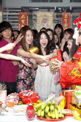 幻灯图：林志玲助阵模特公司开工 泳装环节趣味十足