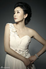 组图：齐千郡杂志大片露肩秀曲线 妩媚展现十足气场