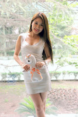 组图：孙敬媛深V秀S身形 与男排队长拍奥运写真