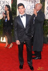 高清组图：《暮光之城》男星泰勒-洛特雨中耍帅