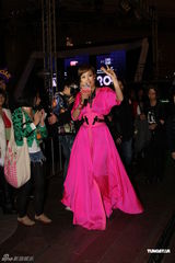 组图：容祖儿桃色长裙迎新年 自称不如阿Sa(蔡卓妍)富有