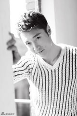 组图：张丹峰时尚写真彰显清新气质