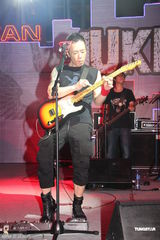 组图：黄贯中享受街头开唱 自曝彩排现突发状况