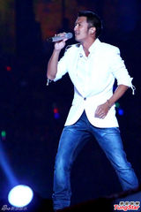 组图：谢霆锋白色西装帅气献唱民歌艺术节