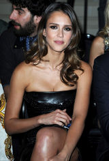 组图：阿尔芭和米拉齐穿黑裙闪耀范思哲秀