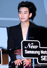 组图：金秀炫出席粉丝见面会展现亲和力