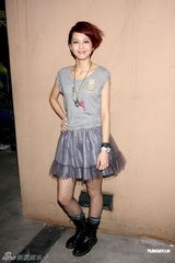 组图：曾沛慈香港开唱 吸引好友歌迷捧场