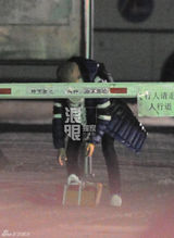 组图：汤唯蒙面回京 独自搬箱坐大巴去火车站