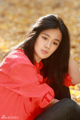 组图：周显欣秋日写真温暖依旧