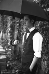 组图：黄轩儒雅绅士写真 诙谐深情帅气迷人