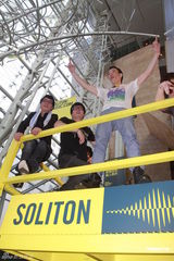 组图：黄贯中街头激情开唱 代24味成员否认斗殴