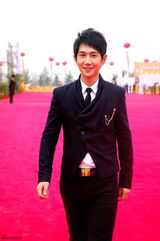 组图：何明翰亮相金鸡奖红地毯 尽显型男本色