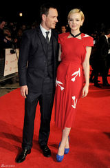 高清组图：凯瑞-穆里根印花礼服亮相高跟鞋抢眼