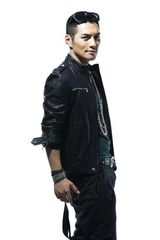 组图：严宽古铜肌肤性感搏出位 深情狂野Hold不住