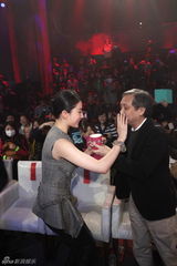 组图：刘亦菲咖啡误泼导演陈嘉上 尴尬道歉卖萌