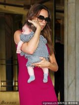 组图：辣妹产后身材恢复 小七格纹连身裤超可爱