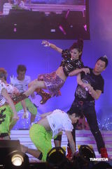 组图：江若琳个唱换多款性感装 与男伴贴身热舞