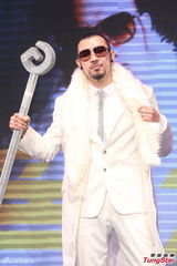 组图：热狗白西装亮相 性感辣妹性感贴身助阵