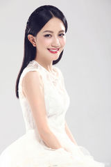 组图：李倩披婚纱拍写真 笑颜如花宛若天使