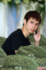 组图：台湾艺人小马跳楼妻子出殡 小马拥女痛哭