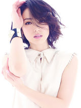 组图：董璇写真性感绽放 卷发尽显轻熟女风情