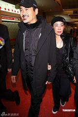 幻灯图：周润发抵台宣传《孔子》 低调现身遭追访