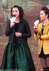 组图：周海媚顶泡面头献歌剪彩 宽松外套臃肿