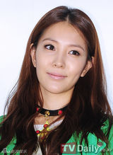 组图：韩歌手BoA出席代言活动 鞋跟前置惹眼球