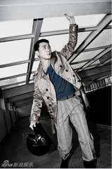 组图：保剑锋携妻登封面 机车造型酷帅有型