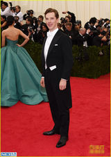 组图：谢耳朵牵手男友秀恩爱 卷福礼服秀贵气