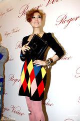 组图：郑秀文出席品牌店开张 另类丝袜夺人眼球