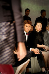 组图：吴奇隆白百何盛装看秀 两人互动频繁