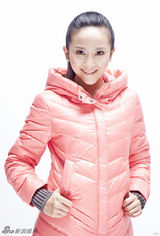 组图：解惠清羽绒服裹身干脆利落