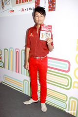 高清组图：梁奕伦红衣宣传喜气洋洋 新8模性感助阵