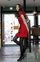 高清组图：韩彩英接受韩媒专访 火红裙装优雅妩媚