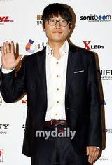 组图：秀爱李敏贞默契着黑礼服出席韩国大学电影节