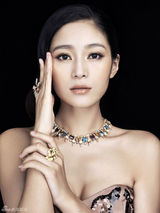 组图：王媛可曝写真大片 魅惑眼神电力十足