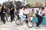 高清图：陶晶莹夫妇携手宣传旅游 骑自行车入场