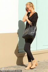 组图：莱奥纳多约会新欢遭偷拍 恼羞成怒竖中指