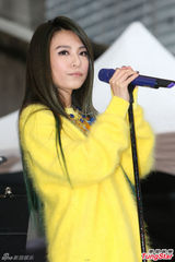 组图：田馥甄遭批敛财泪崩 数百歌迷力挺止痛