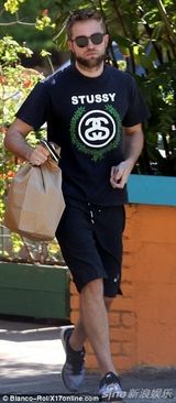 组图：帕丁森独自出街买午餐 满脸胡渣帅气不再