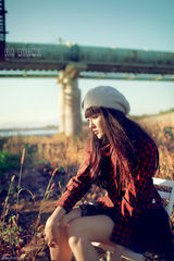 高清图：刘雨欣拍纯美写真 变身“格子控”显潮范儿