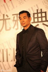 组图：赵文卓绅士亮相颁奖礼 获邀为陈红颁奖