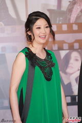 组图：张国立帅气亮相红毯 徐帆绿色长裙显贵气