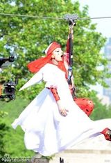 组图：LadyGaga变身飞天女侠 黑红透视豹纹装博眼球