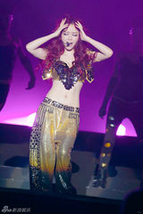 组图：张靓颖新加坡震撼开唱 潘辰美丽助阵